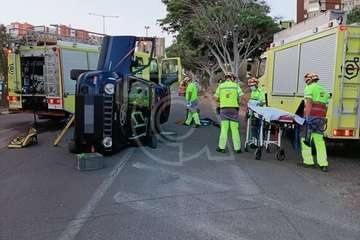 Vuelco de un vehículo en Jinámar tras recibir la embestida de otro/TA.